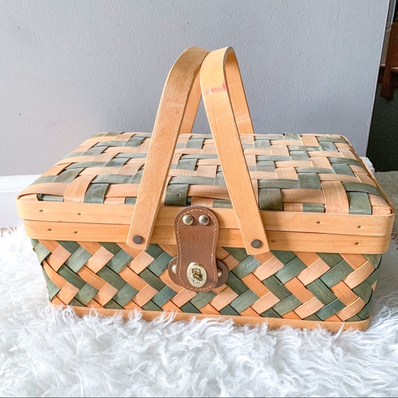 Vintage Wicker Picnic Basket with Gingham Lining - Picture 3 of 10
